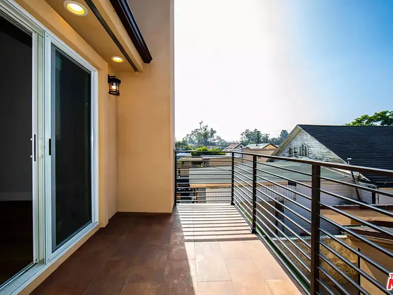 2210 S Harcourt Ave — Photo 4