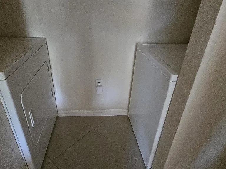 2505 Belmont Ln — Photo 6
