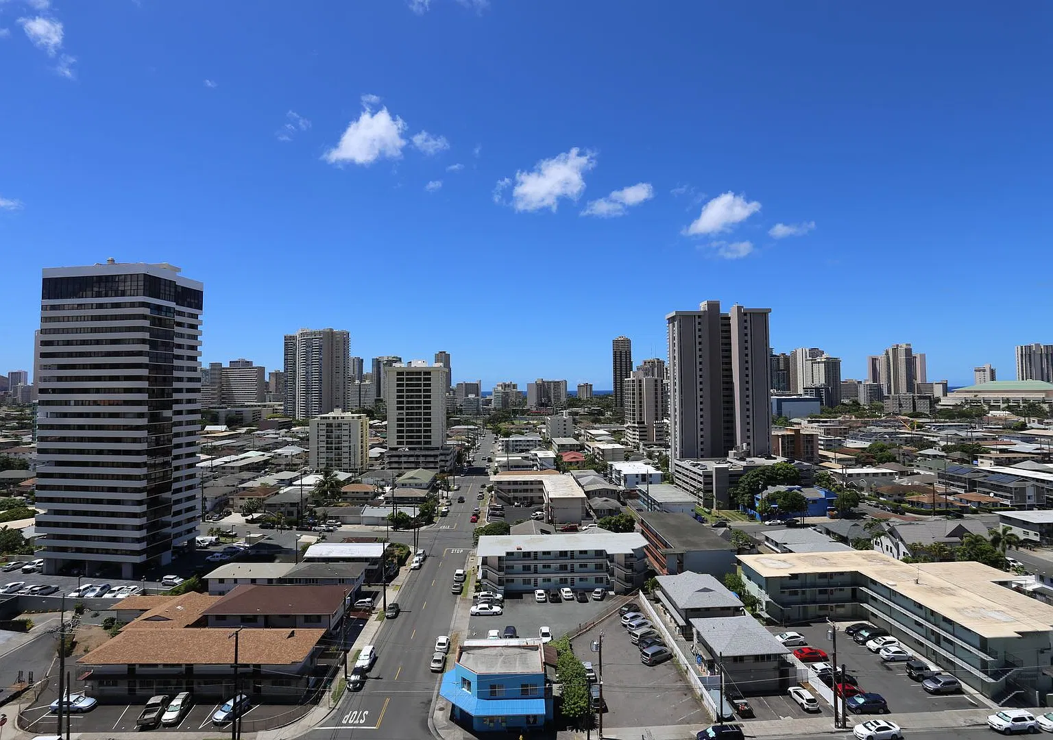 McCully Villa - 1 Bedroom plus Den, 1 Bathroom, 1 Parking - $1,850 — Photo 2