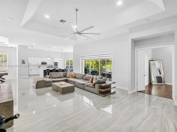 5646 NW 109th Ln, Coral Springs, FL 33076