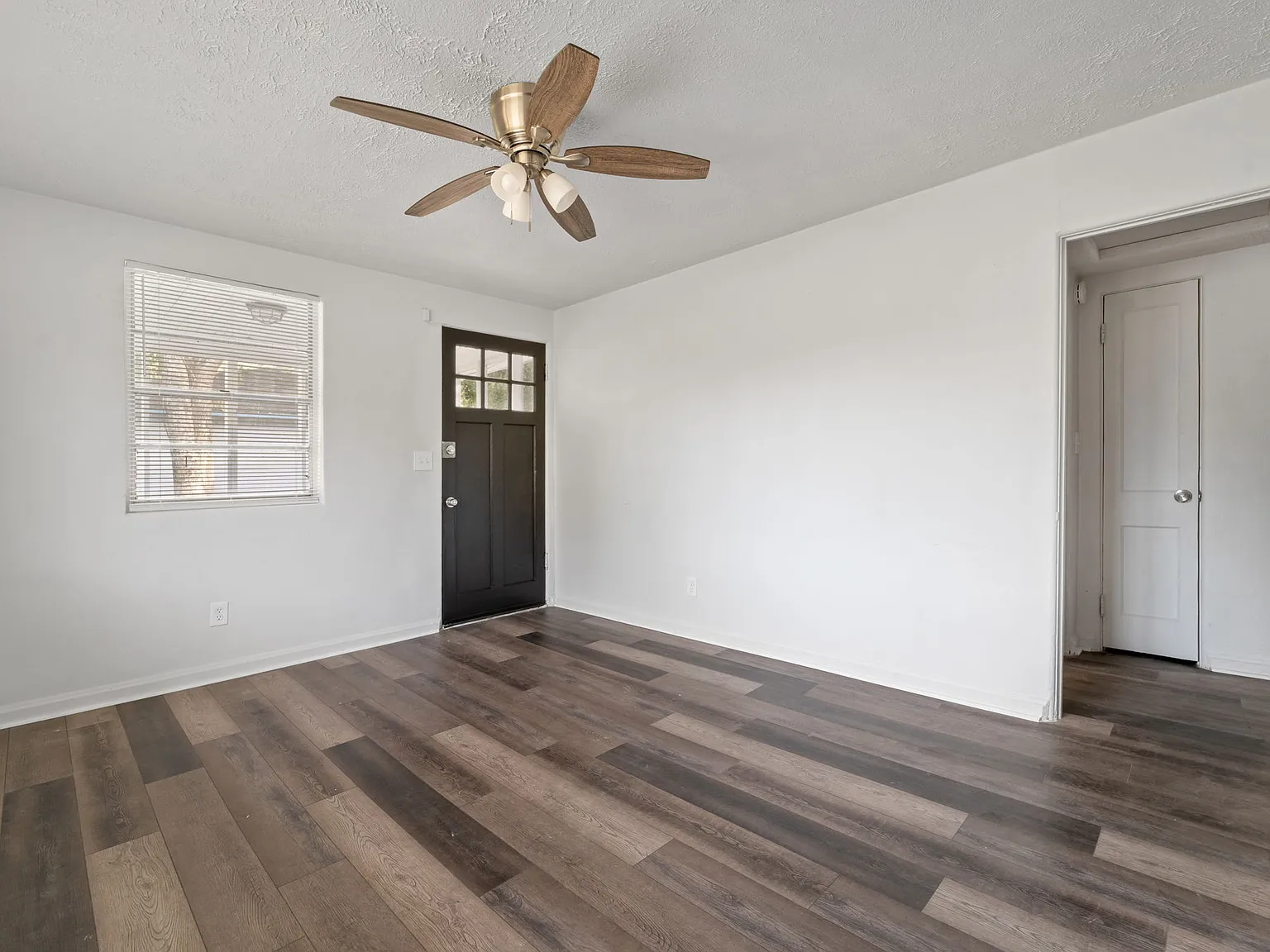 3 bed, 1055 sqft, $1,400 — Photo 3