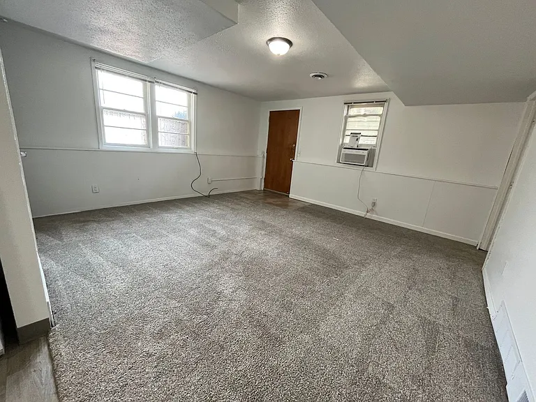 925 W 12th St — Photo 16