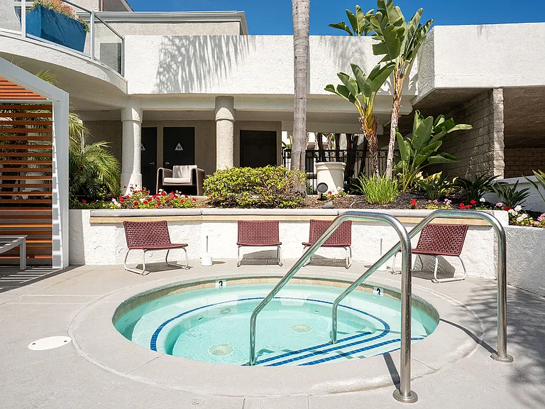Axiom La Jolla — Photo 17