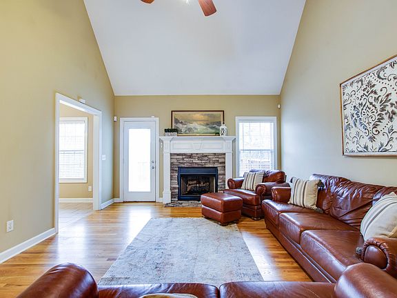 5th image of 207 Spirit Hill Cir