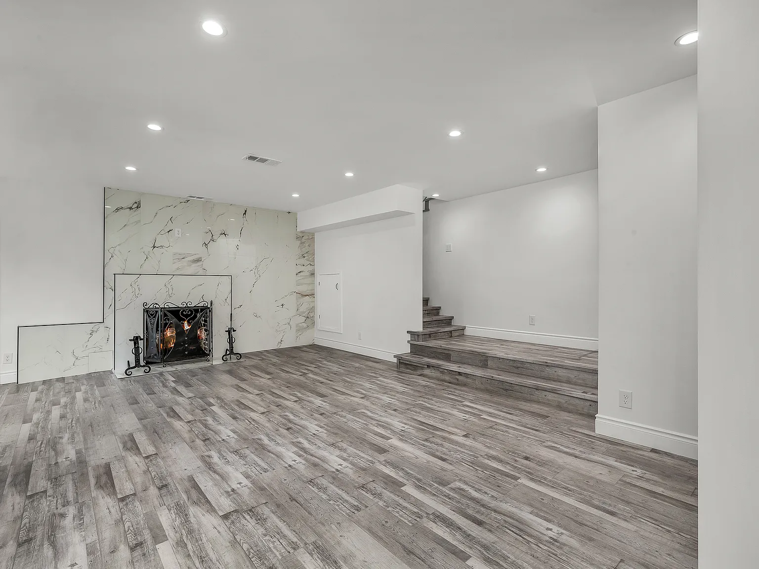 9848 Portola Dr - Elegant Beverly Hills Home Featuring Panoramic Canyon Views — Photo 1