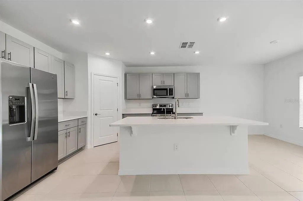 5 bed, 3.0 bath, 2206 sqft, $2,750 — Photo 3
