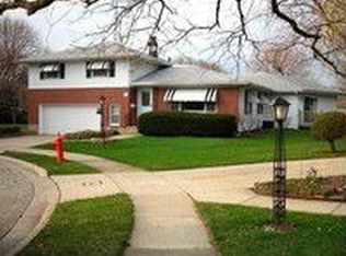211 Walter Ct, Elgin, IL 60123