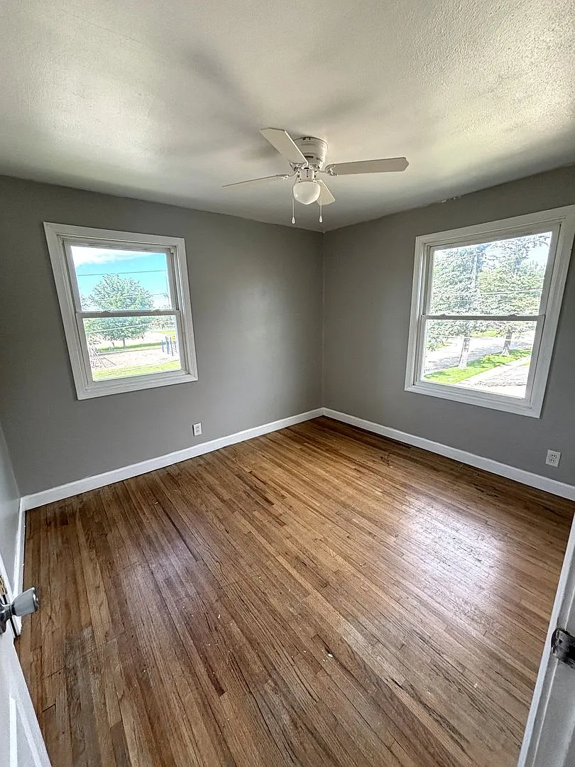 **Rent Recently Reduced!! ** Spacious 2 Bedroom Townhouse For Rent!! — Photo 3