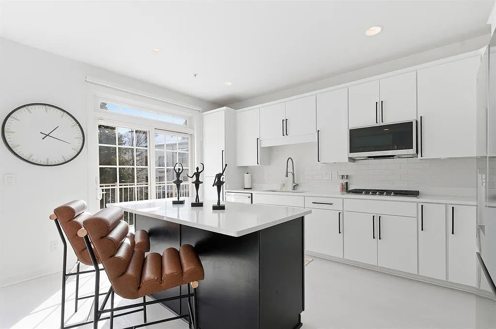 3 bed, 3536 sqft, $9,999 — Photo 4