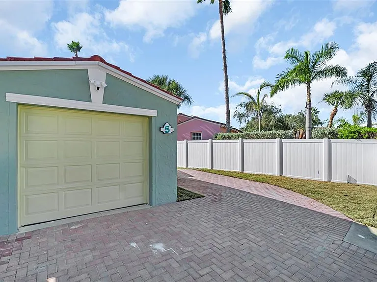 16613 Gulf Blvd — Photo 32