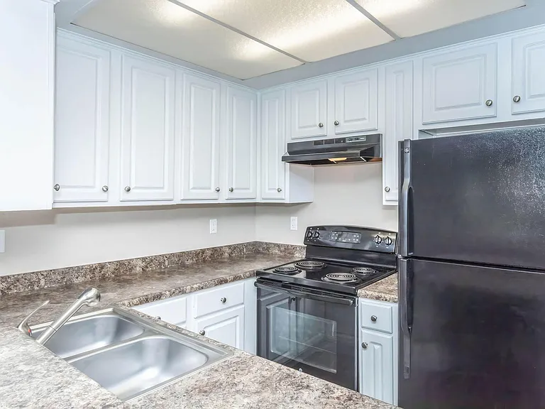 Oak Tree Court Apartment Homes — Photo 40