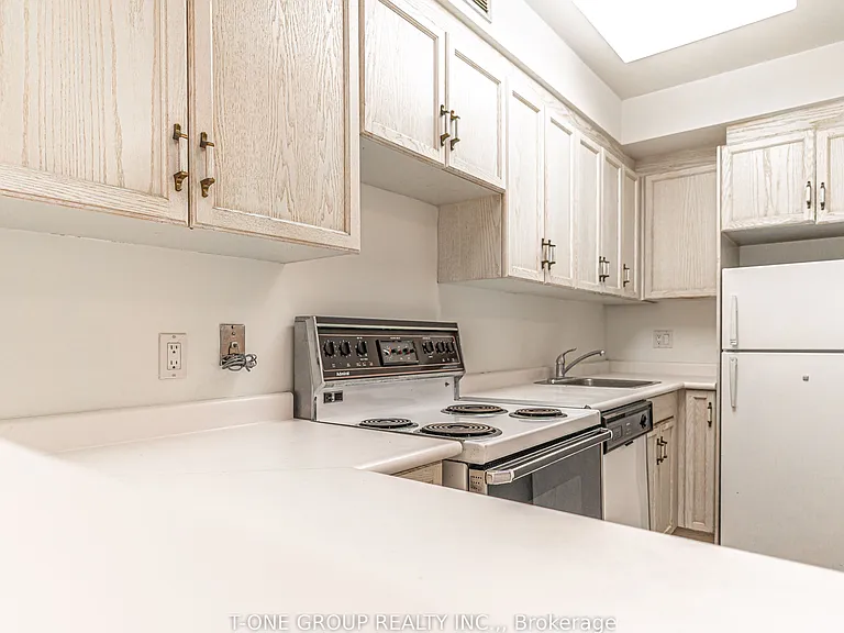 284 Bloor St W #204 — Photo 4