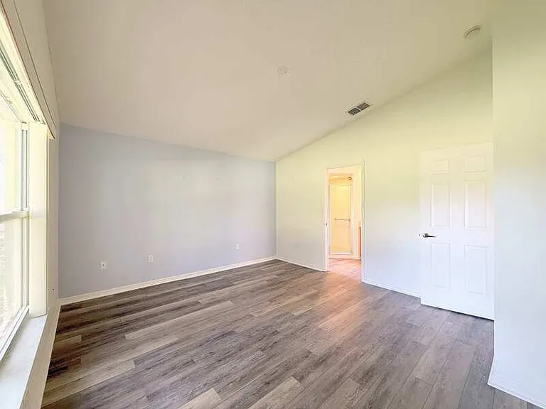 240 Center Oak Cir — Photo 33