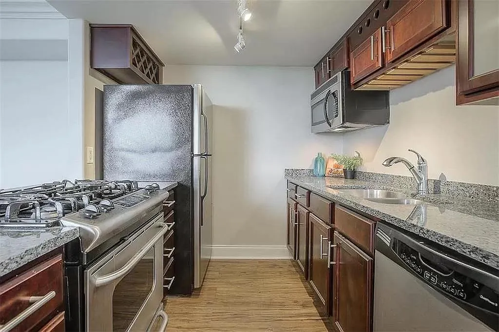 Building Photo - 700 E 8th St #16H