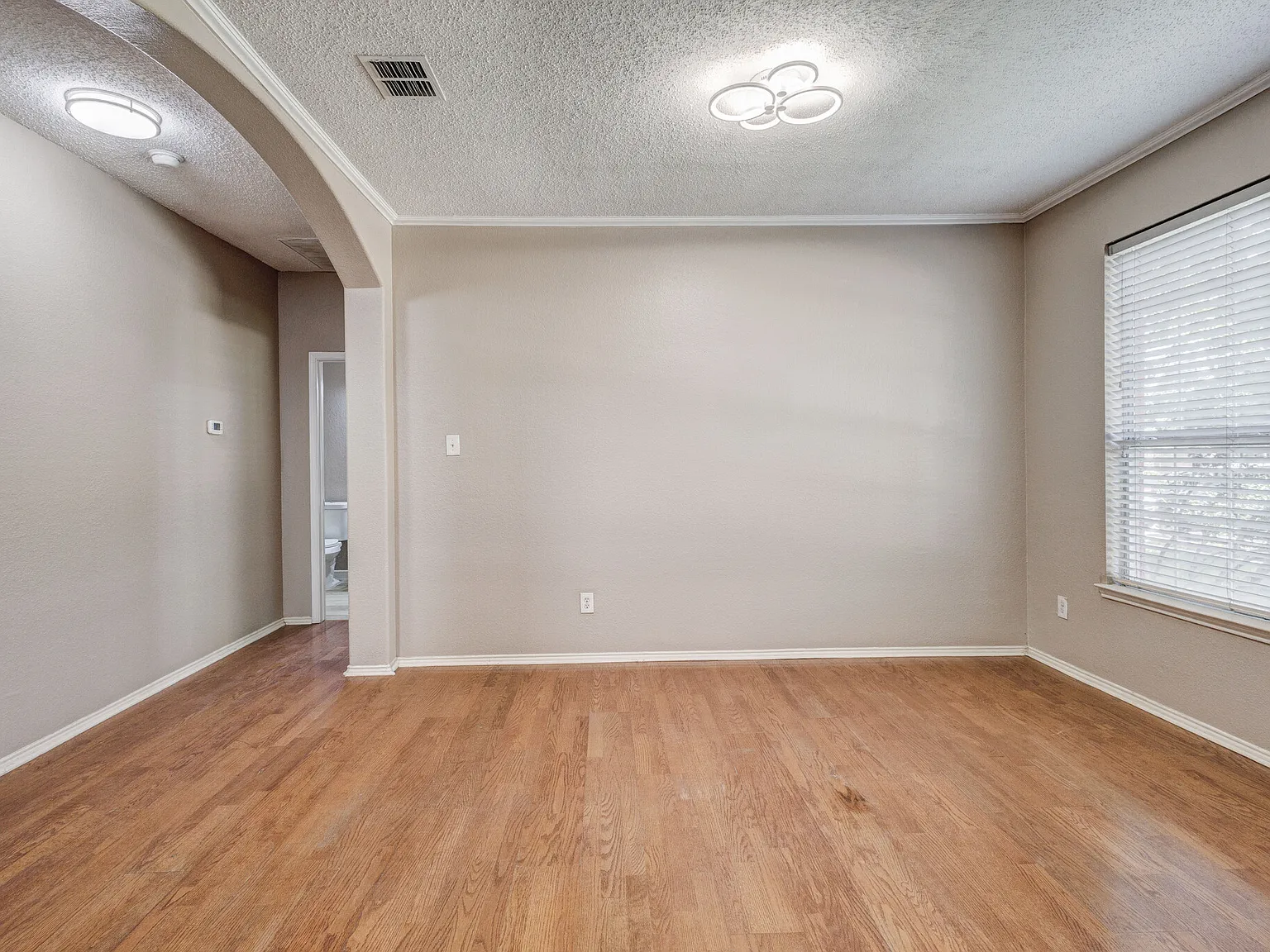 5 bed, 2684 sqft, $3,095 — Photo 3