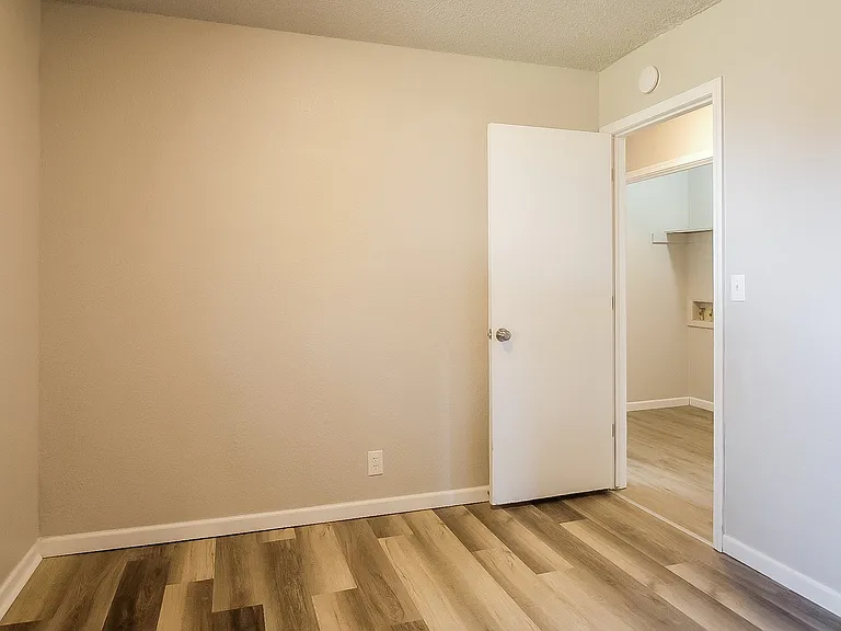 877811_026_bedroom_13276053.jpg