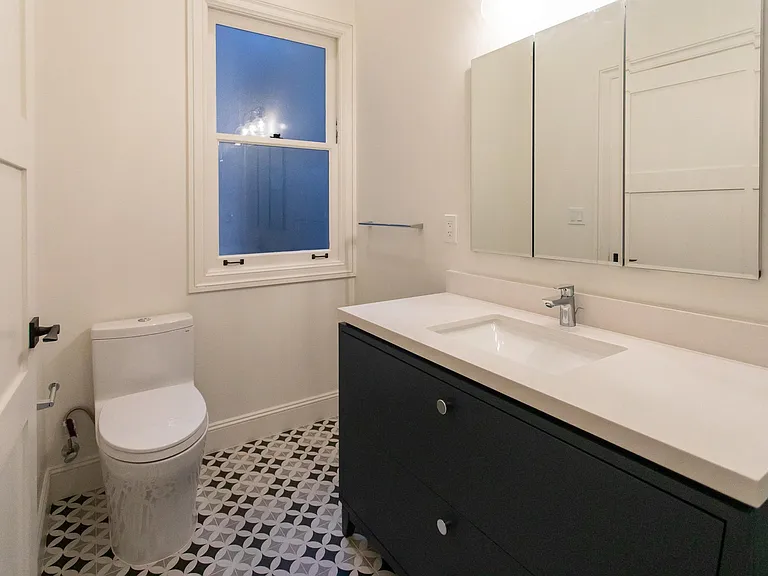 861 S Van Ness Ave — Photo 15