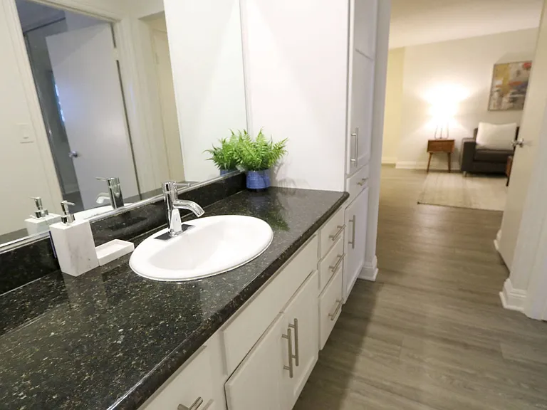 Westwood Riviera Apartments — Photo 47
