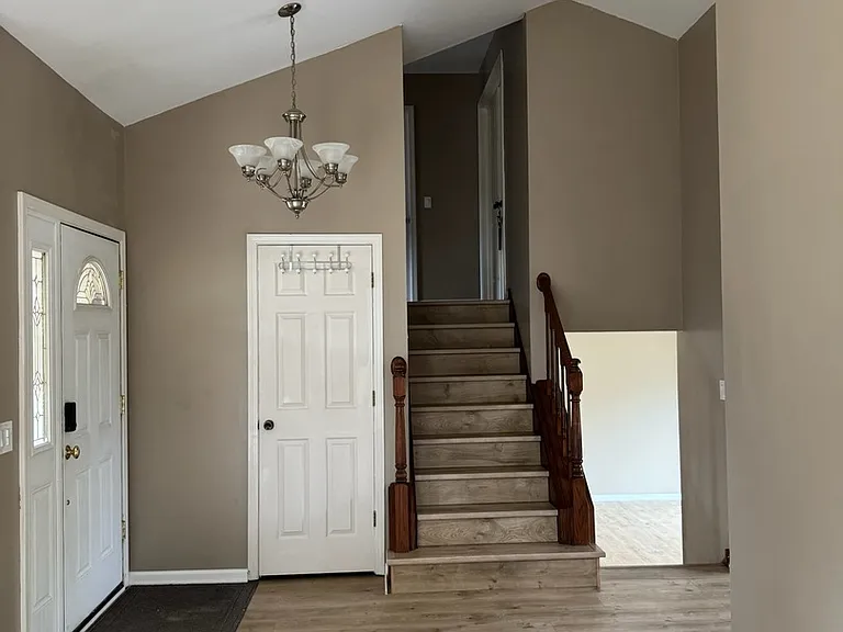 2404 Kenmore Ct — Photo 5