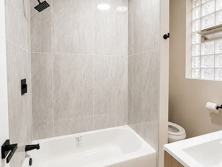 7520.5 N Seeley Ave #3E — Photo 5