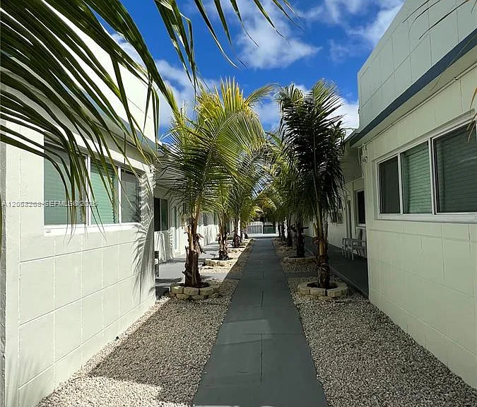 8227 Crespi Blvd #4 — Photo 25