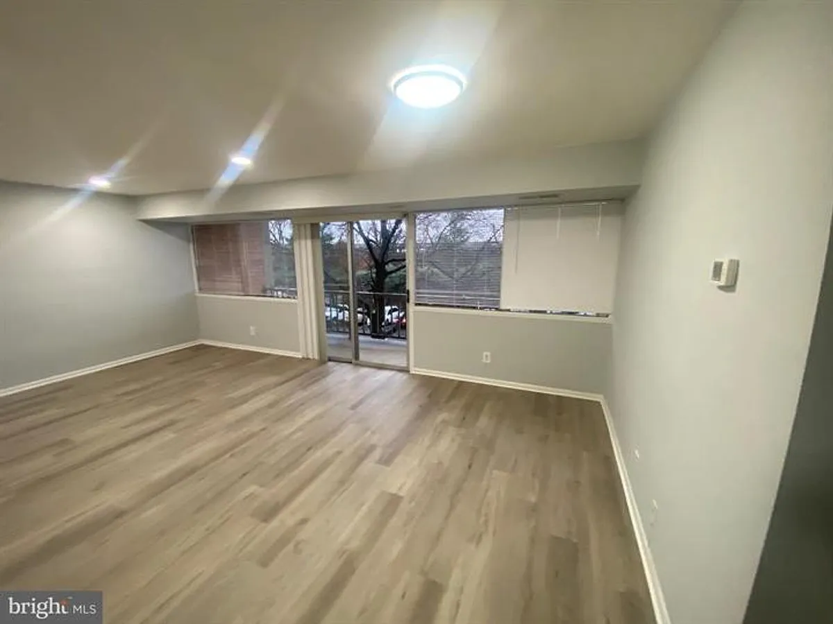 Building Photo - 5801 Quantrell Ave #L9