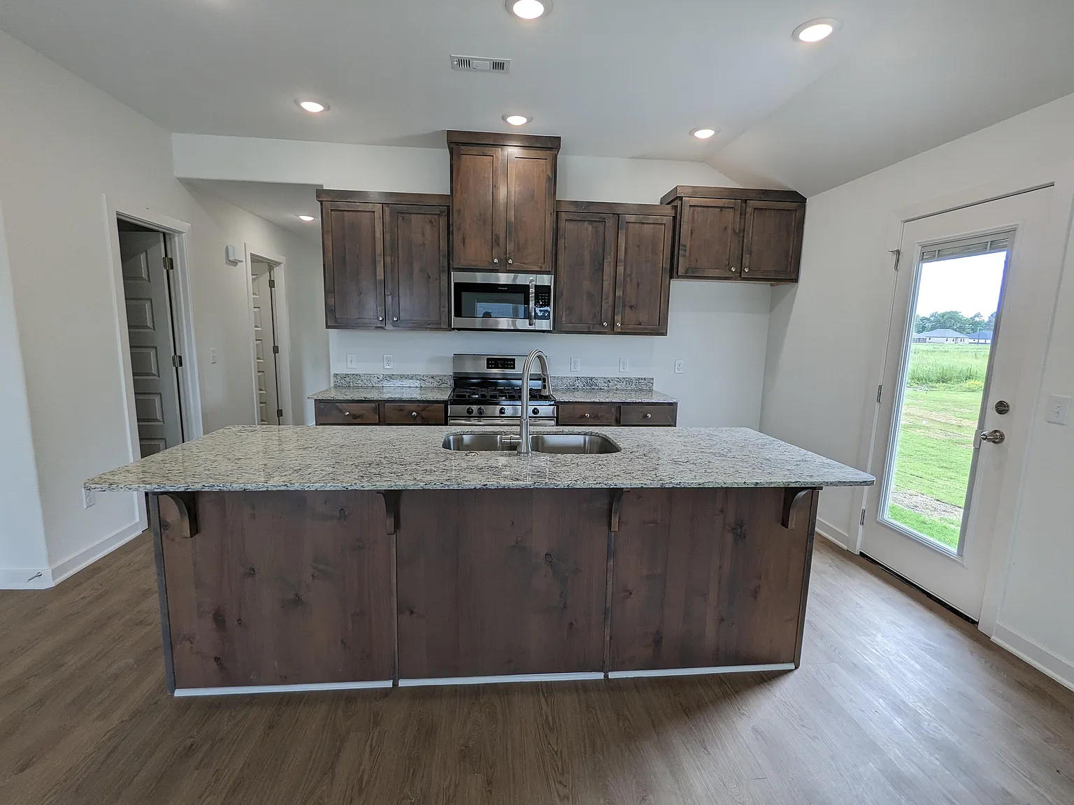 3 bed, 1256 sqft, $1,425 — Photo 3