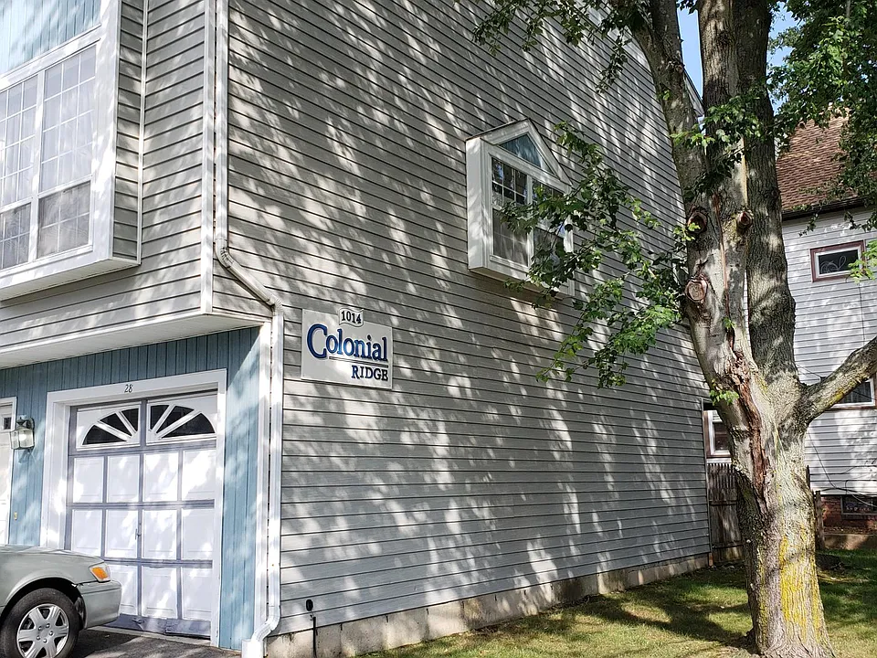 SOUGHT AFTER COLONIAL RIDGE TOWN HOUSE COMPLEX 1/8 OF A MILE