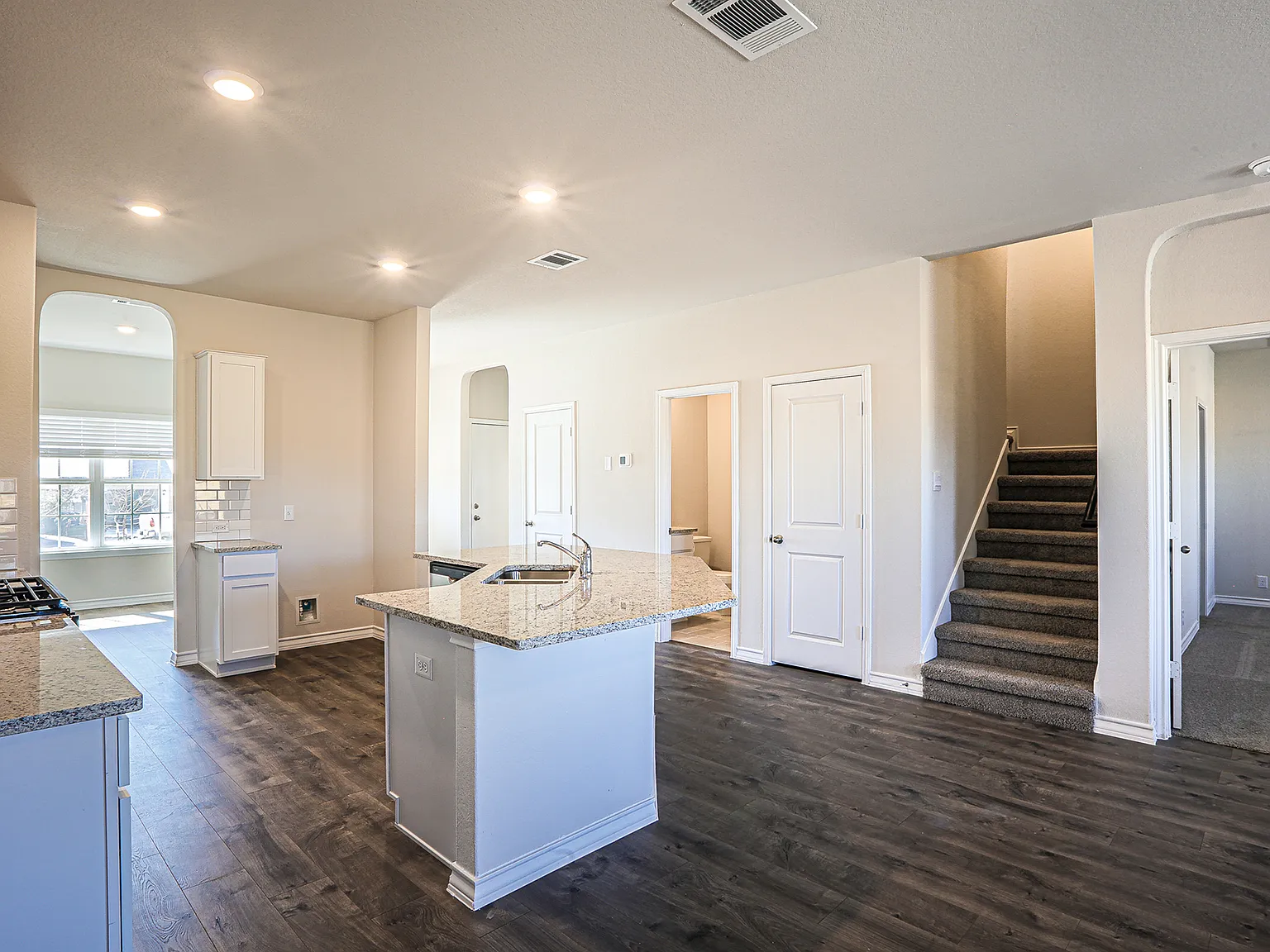 5 bed, 3.5 bath, 2678 sqft, $2,950 — Photo 2
