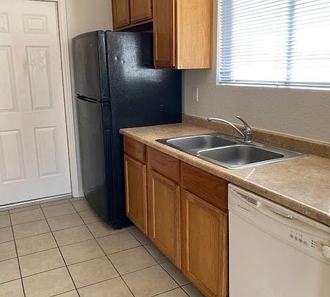 4th image of 371 W Spruell Ave APT D