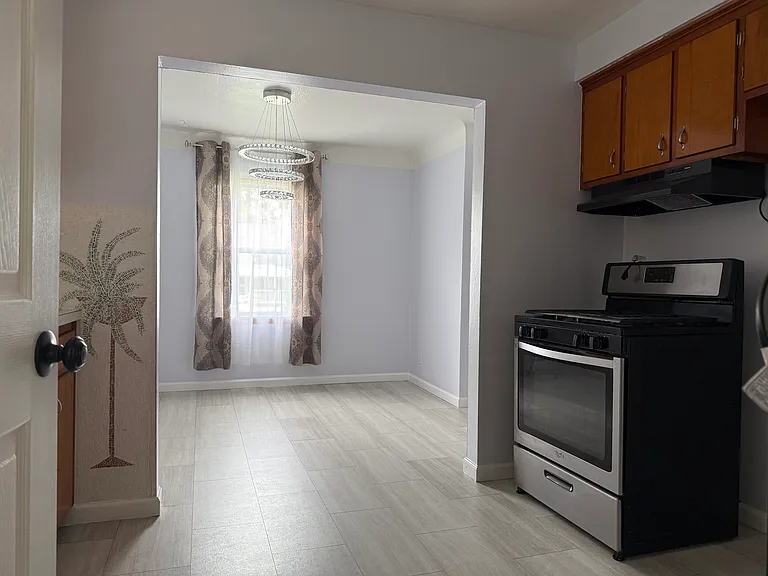1011 Parkleigh Dr — Photo 3