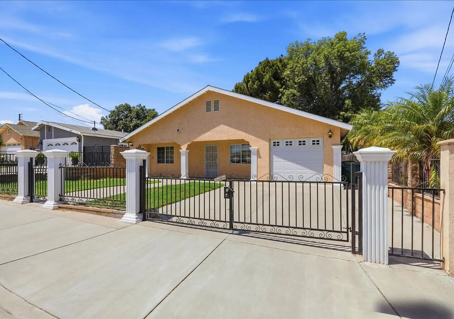 Spacious Home, Generous Yard, Great Riverside Location — Photo 3