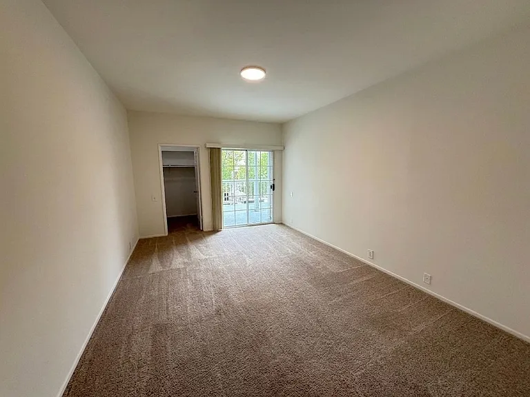 Elegant 2BR/2BA Retreat with Massive Private Patio Minutes from Beverly Hills — Photo 7