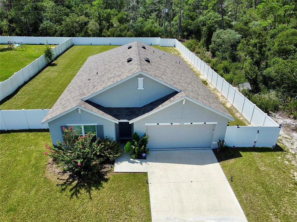 4 bed, 2.0 bath, 1827 sqft, $2,200 — Photo 2