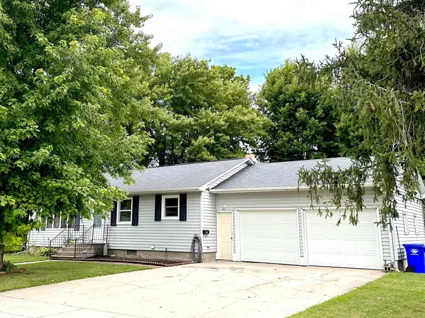 408 2nd St SW, Britt, IA 50423