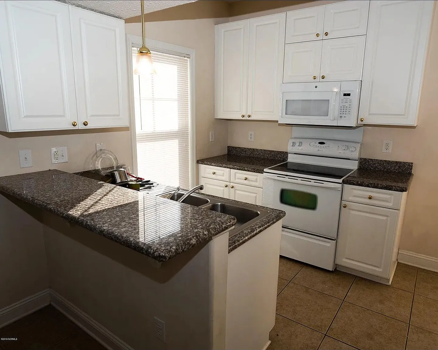 2 bed, 2.5 bath, 1400 sqft, $1,450 — Photo 2