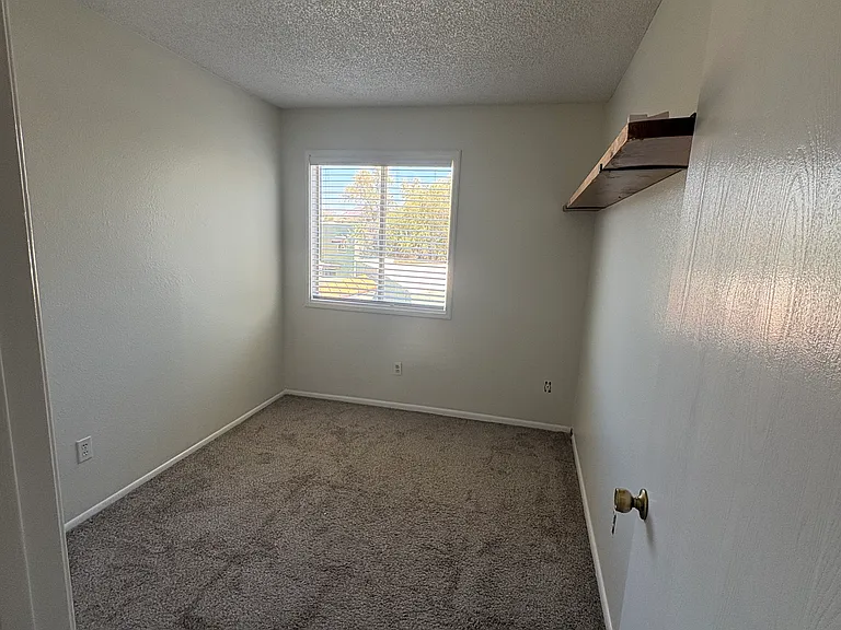 809 E Cochise Dr — Photo 10