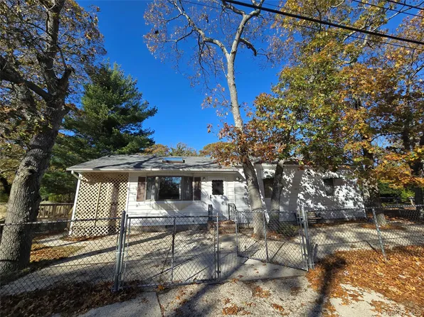 16 Daisy Place, Selden, NY 11784