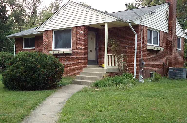 1400 Thornden Rd — Photo 1