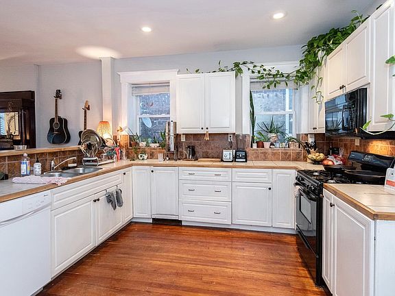5th image of 4020 Botanical Ave