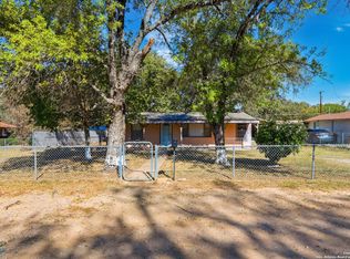 316 W COLONIAL PKWY, Devine, TX 78016