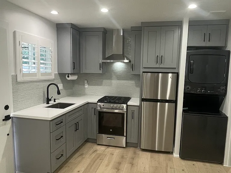 225 N Alexander St — Photo 2