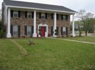 2100 Briar Oaks Dr, Bryan, TX 77802