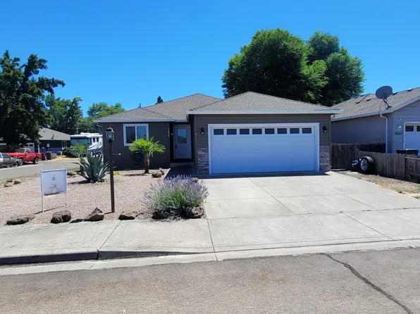 7804 Fallbrook Ln, White City, OR 97503