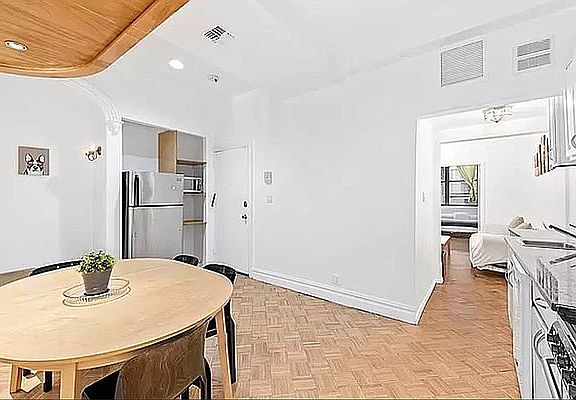 4th image of 335 W 55th St