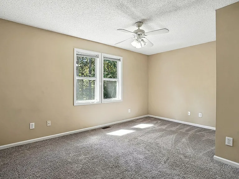 281 Marshbanks St — Photo 4