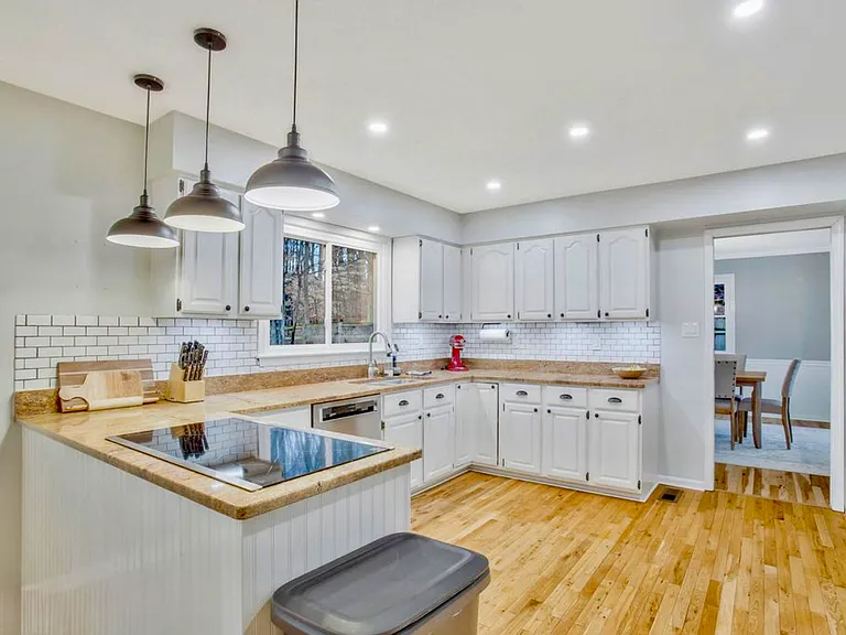 8300 Venture Dr — Photo 5