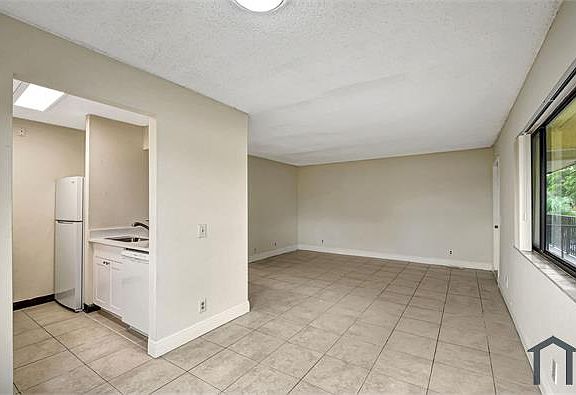 4th image of 711 Meadows Cir #711