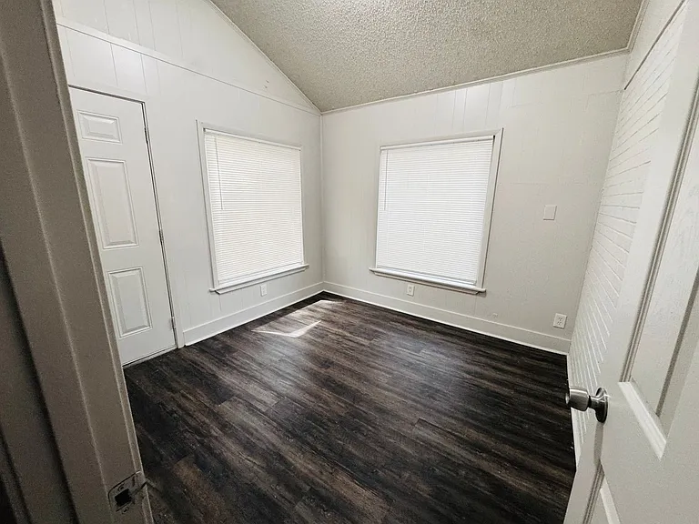 1955 Rice Dr — Photo 32