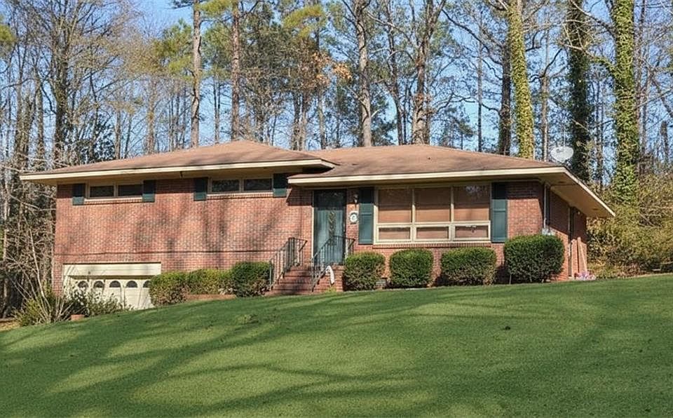 2nd image of 1204 Club House Rd